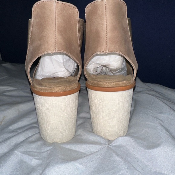 Pierre Dumas Peep Toe Platform Sandals - Picture 3 of 5